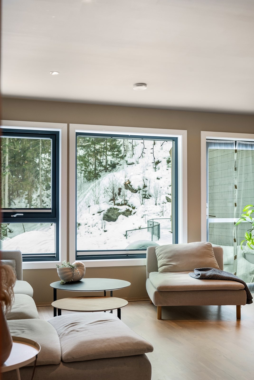 Fra stuen er det utgang til uteområdet via en malt balkongdør i tre. Galleribilde