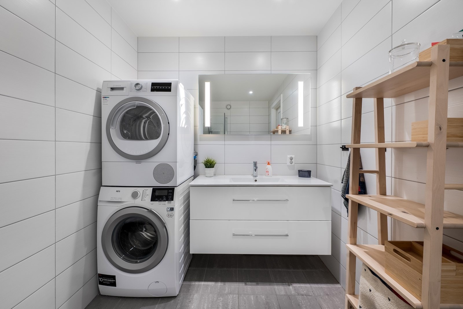 Hovedbadet i andre etasje er romslig og fungerer også som vaskerom. Galleribilde