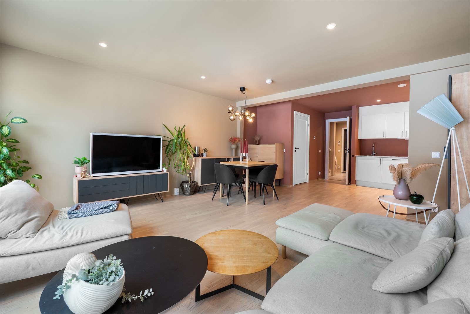 Hele første etasje har vannbåren gulvvarme. Galleribilde