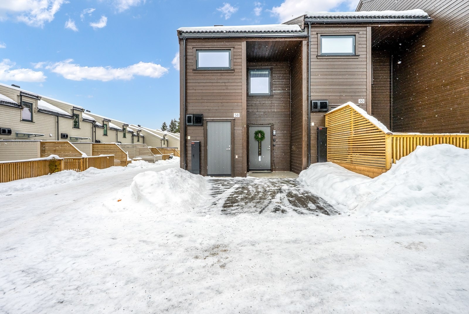 Boligen har en flott beliggenhet i et etablert og barnevennlig boligområde på Smestad. Galleribilde