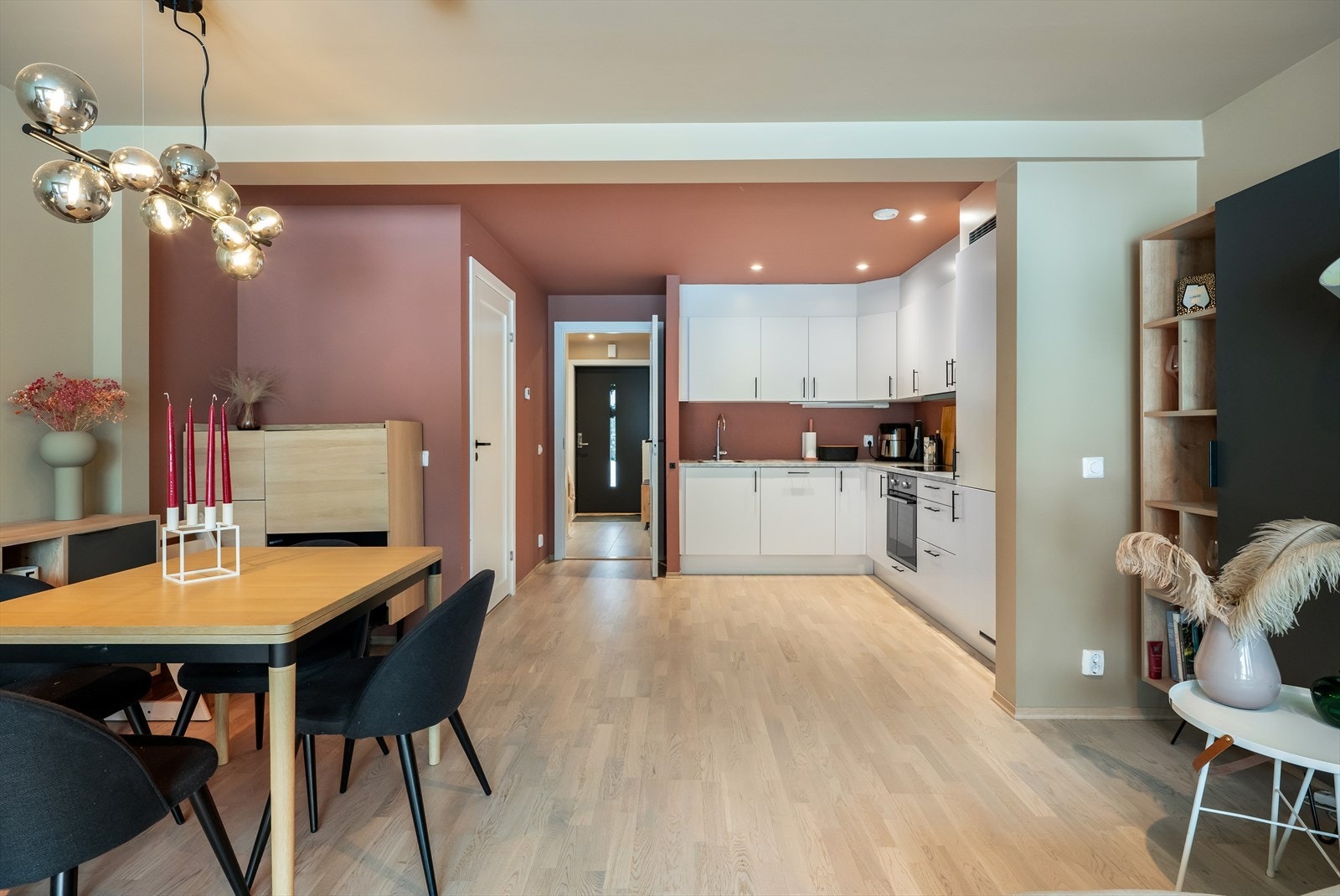 Stuen har god plass til både sofagruppe og spisebord. Galleribilde