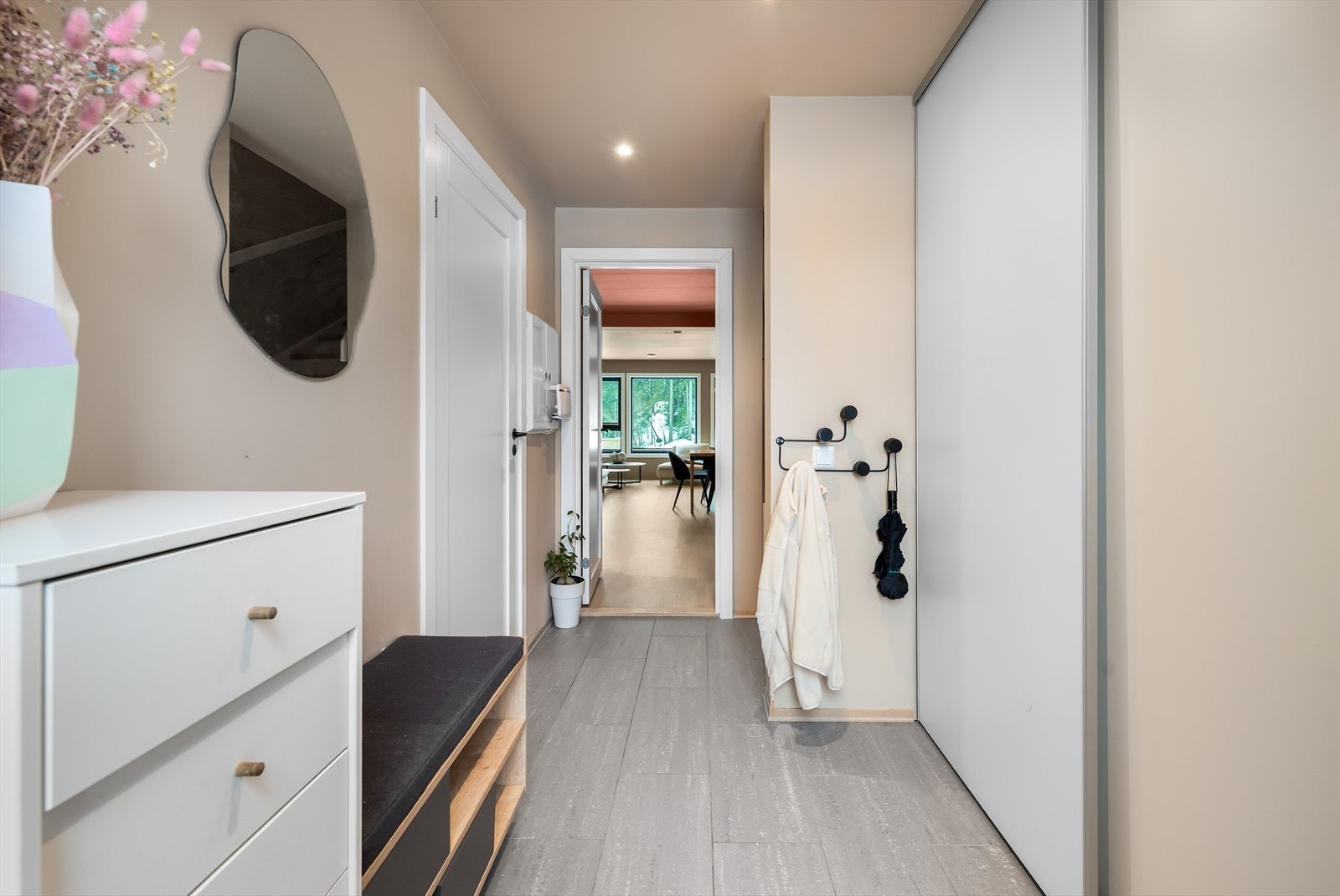 Inngangspartiet er praktisk med fliser på gulvet og en romslig skyvedørsgarderobe. Galleribilde