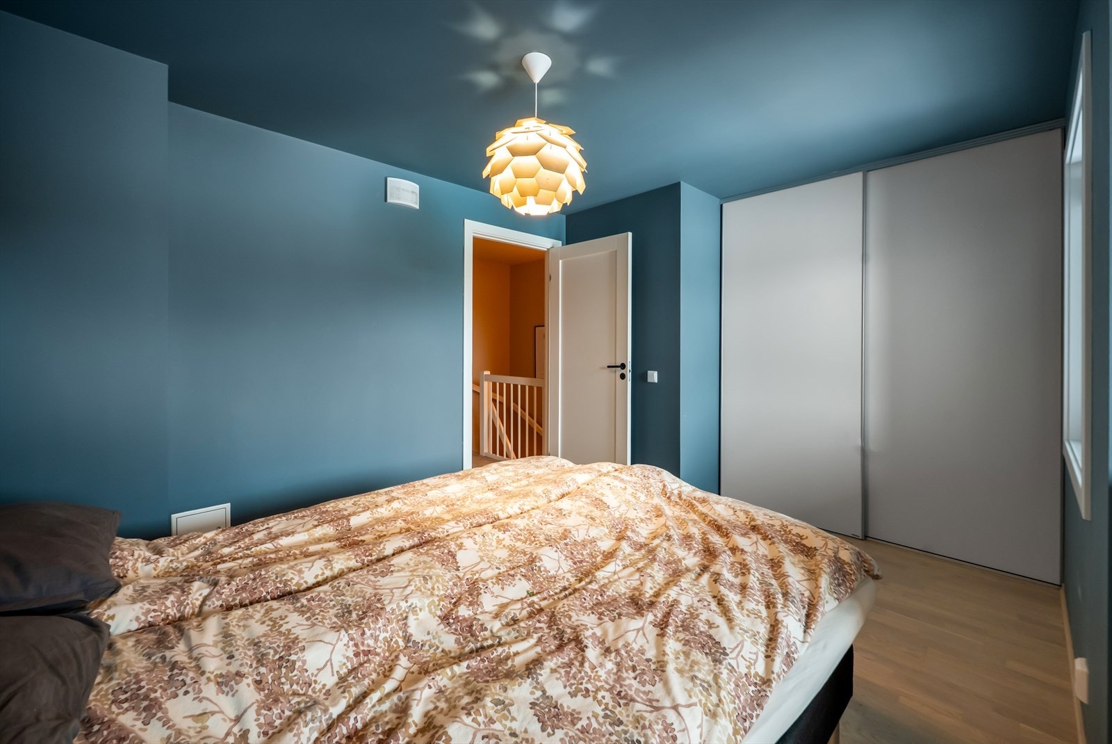 En stor skyvedørsgarderobe gir rikelig med oppbevaringsplass på hovedsoverommet. Galleribilde