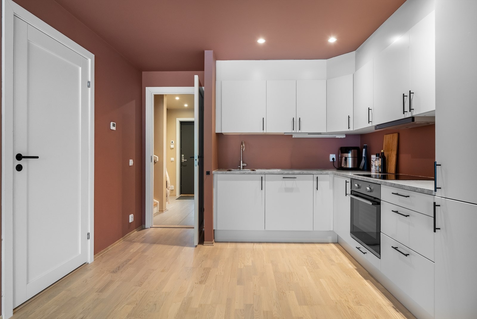 Alle hvitevarer er integrerte, inkludert komfyr, platetopp, oppvaskmaskin og kjøl/fryseskap. Funksjonen til hvitevarene er ukjent. Galleribilde