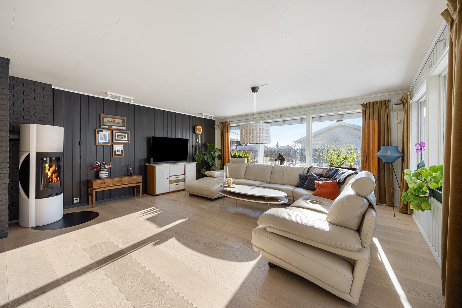 Store vindusflater i to himmelretninger gir rikelig med det gode, naturlige lysinnfallet. Galleribilde