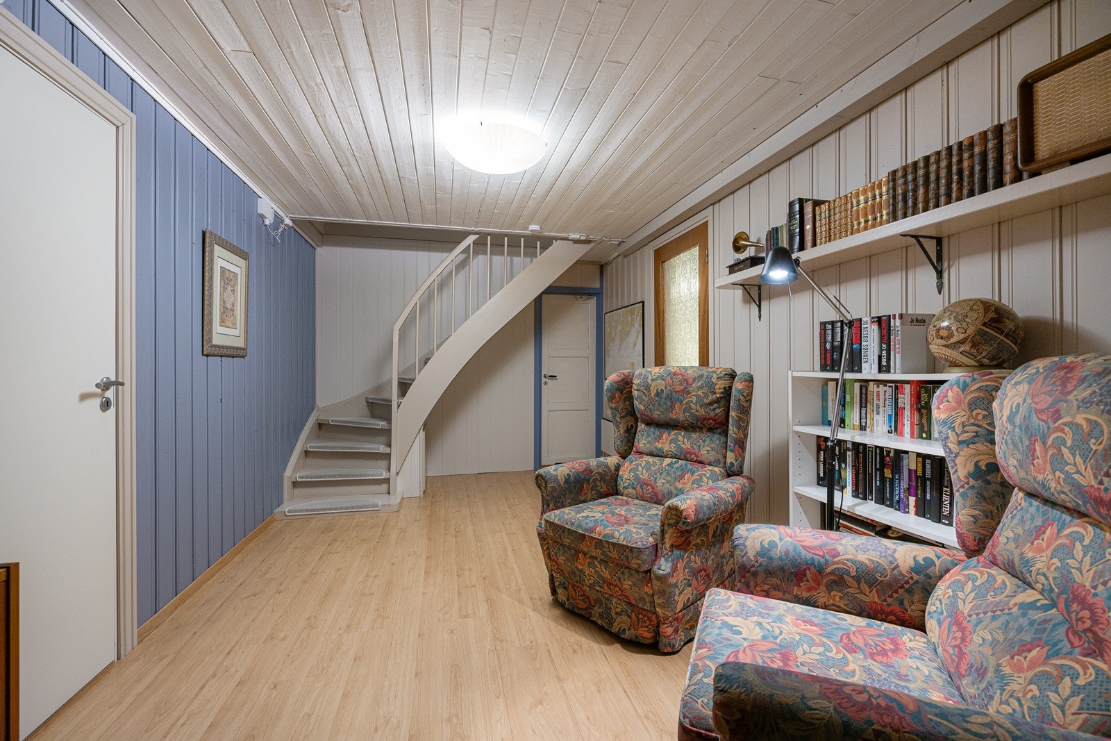 I kjelleretasjen er det trapperom/gang, innredet rom/kino, innredet rom/kontor, wc-rom, vaskerom og 3 boder. Galleribilde