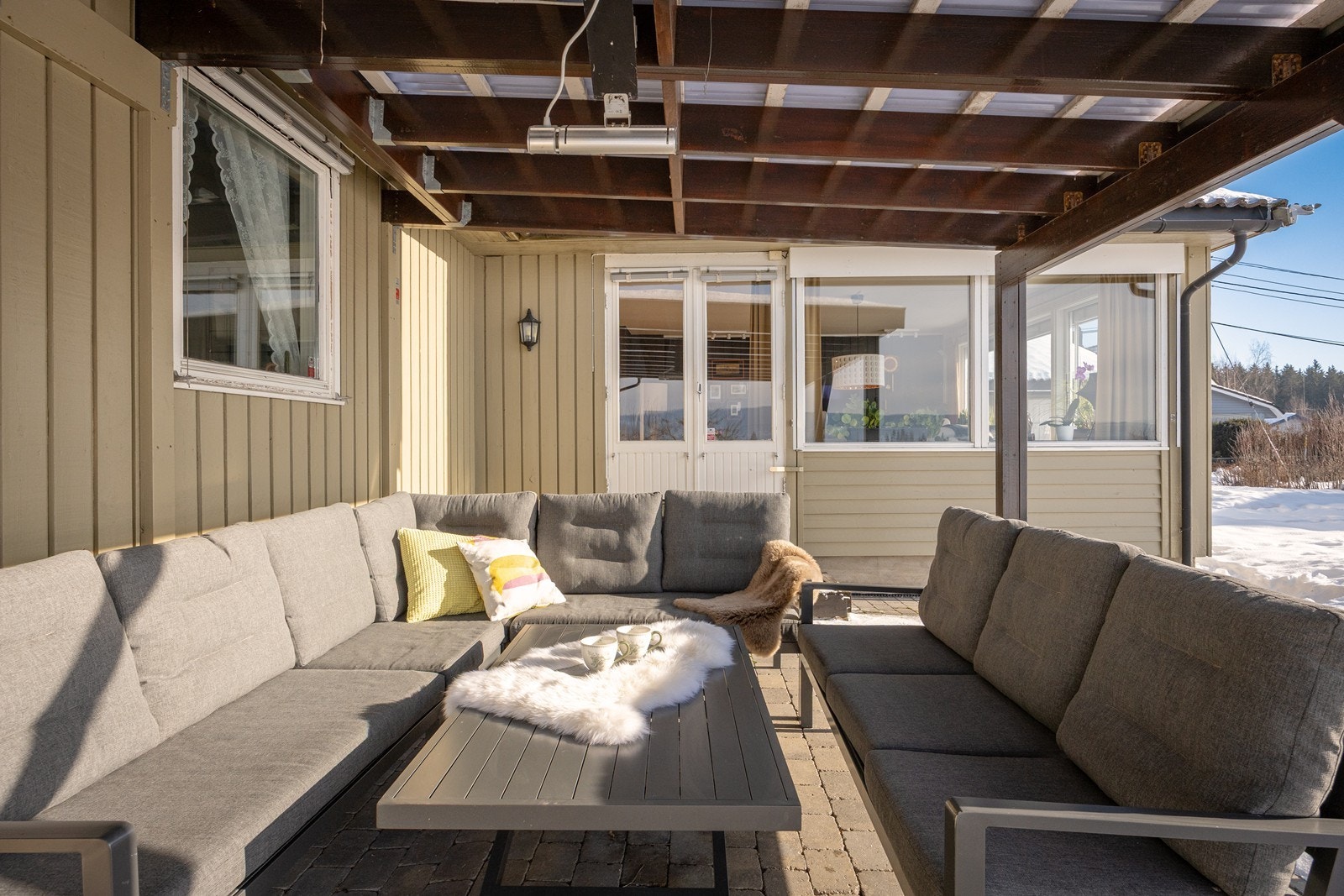 Fra stuen er det utgang til denne overbygde, sydvestvendte markterrassen. Galleribilde