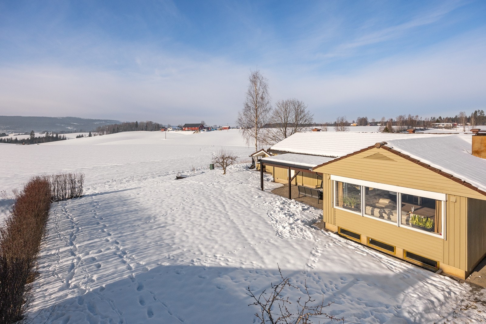 Beliggenheten er svært solrik, og grenser til vakkert åkerlandskap. Og med Glomma kun et steinkast unna - er dette en sjelden mulighet. Galleribilde