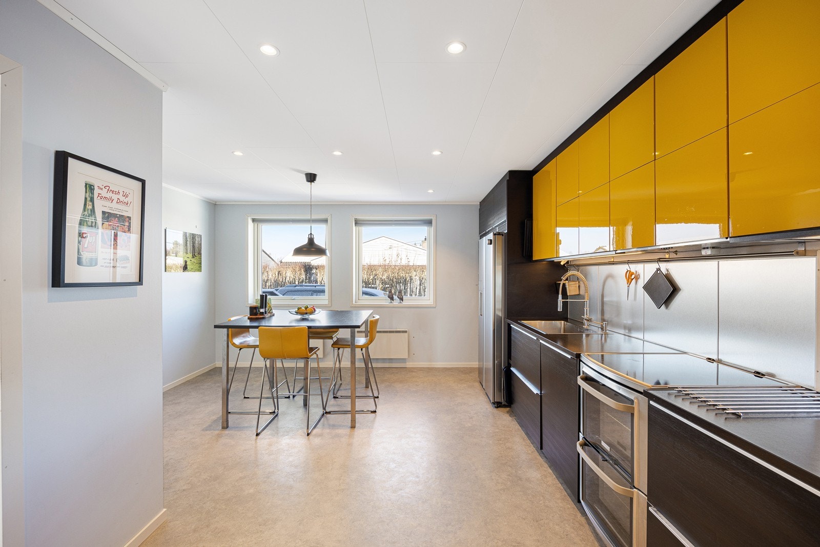 Kjøkkenbordet har funnet sin naturlige plass ved kjøkkenvinduene. Galleribilde