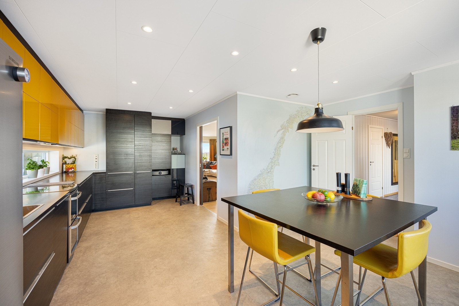 Kjøkkenet var nytt i 2015 og fremstår stilfullt - og med et tidsmessig, moderne design. Galleribilde