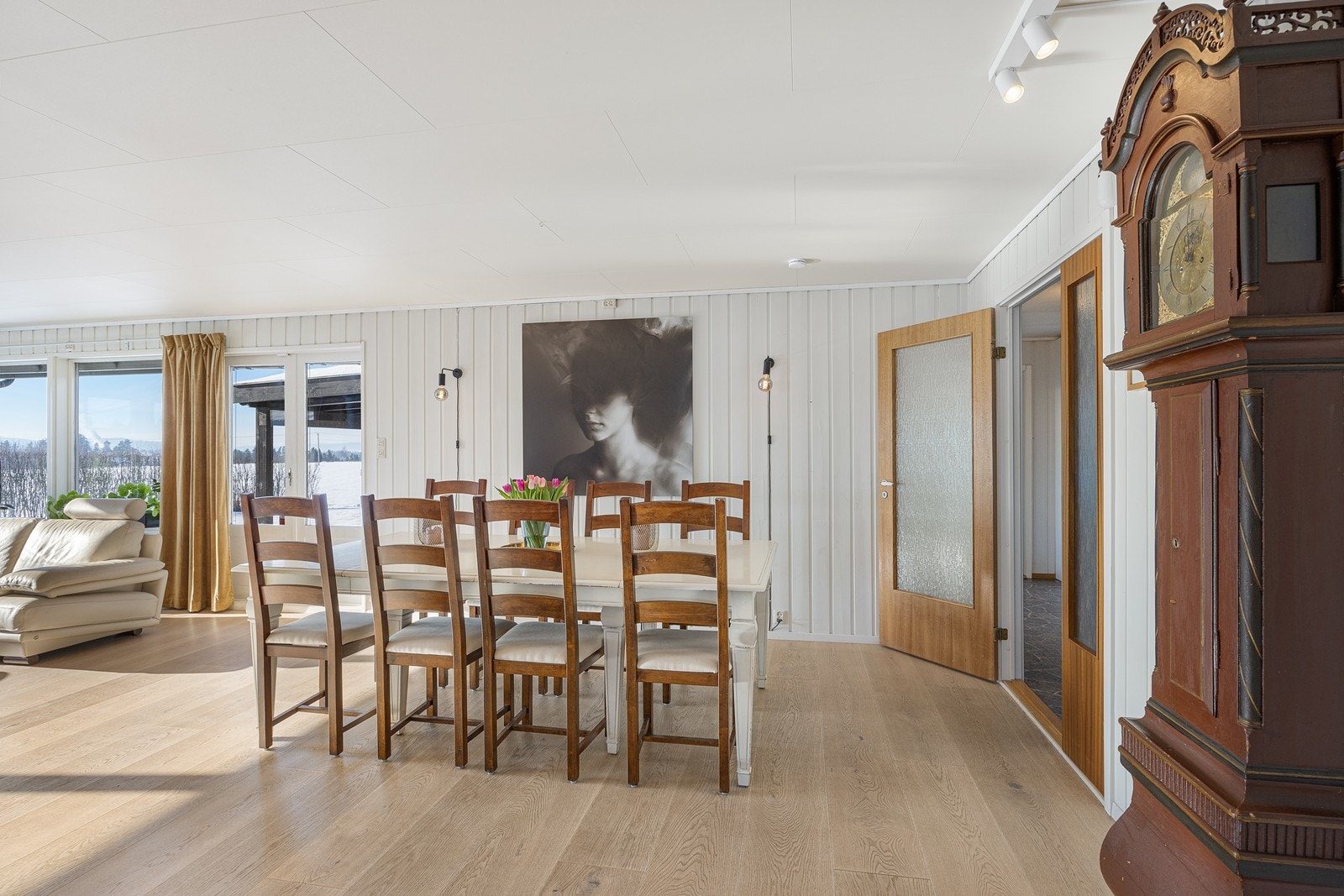 Fin plass til stor spisebordsgruppe hvor du kan samle familie og venner til hyggelige lag. Galleribilde