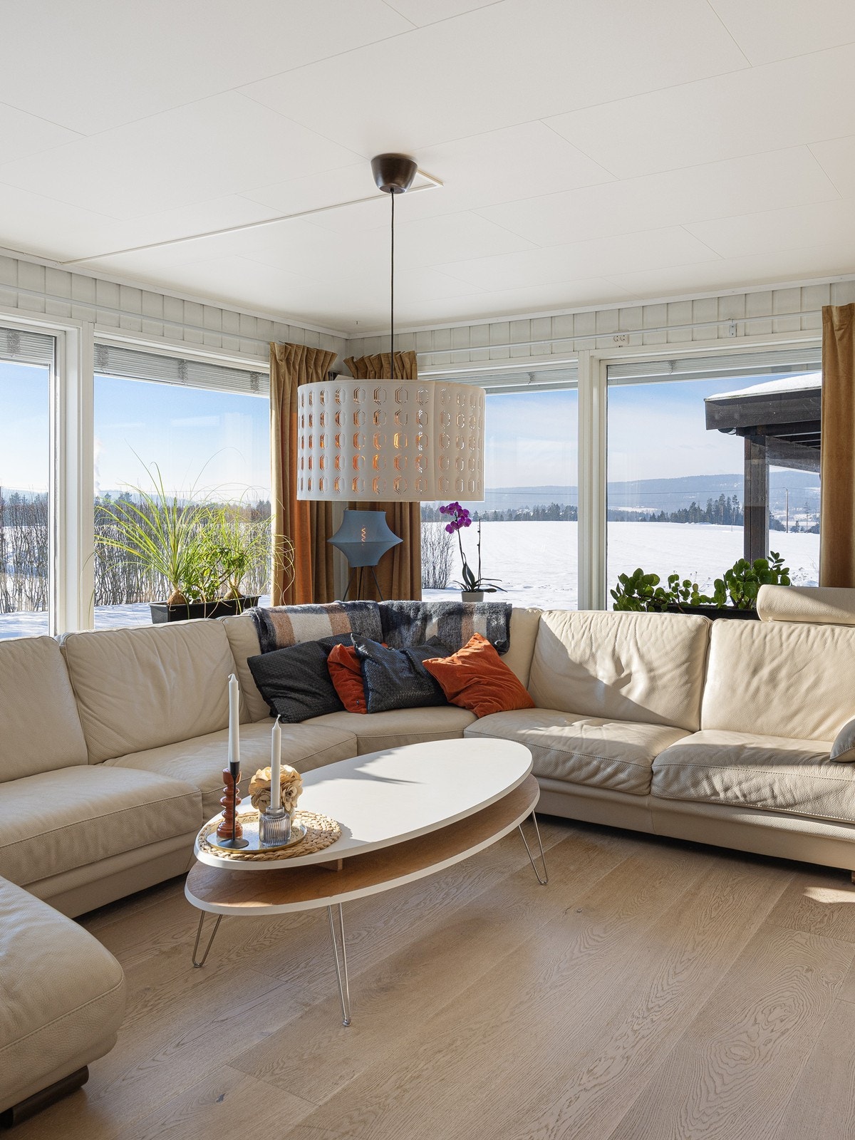 De store vindusflatene ivaretar den naturskjønne beliggenheten på best mulig måte. Galleribilde