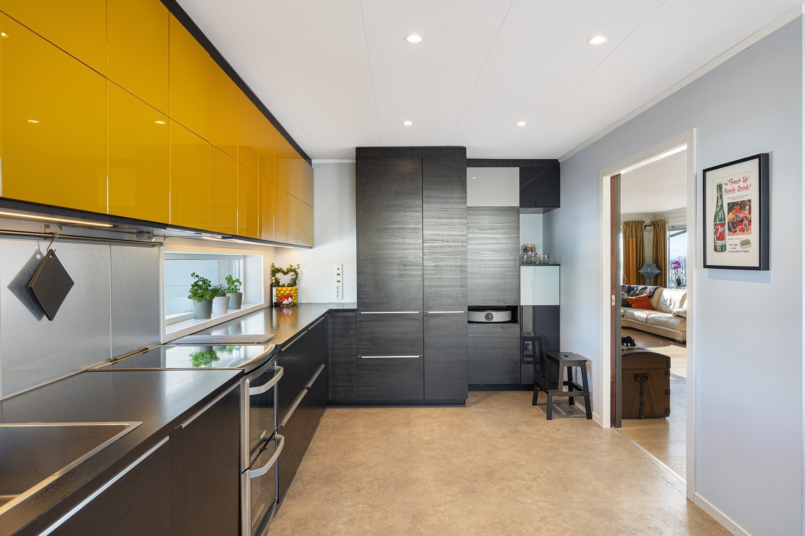 Her er det langstrakte benkeplater og rikelig med oppbevaringsplass. Galleribilde