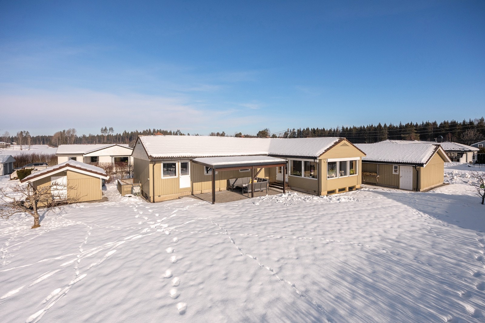 Tomten er på 1077 kvm - og på eiendommen står også en lekestue og en garasje. Galleribilde