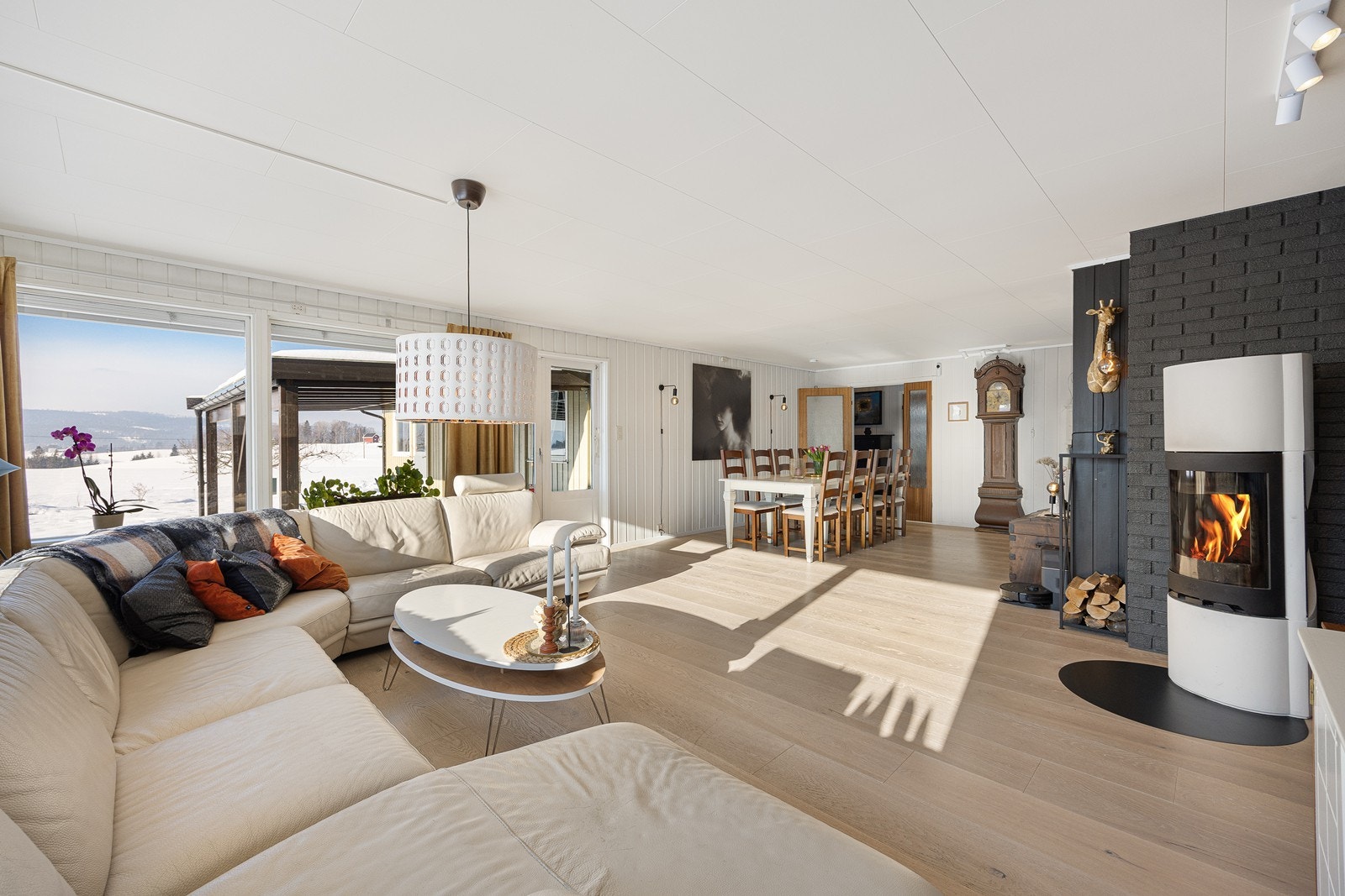 Stuen har god plass til flere sittegrupper. Galleribilde