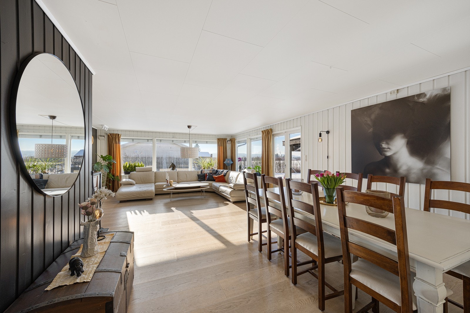 Stuen oppleves som luftig og innbydende. Galleribilde