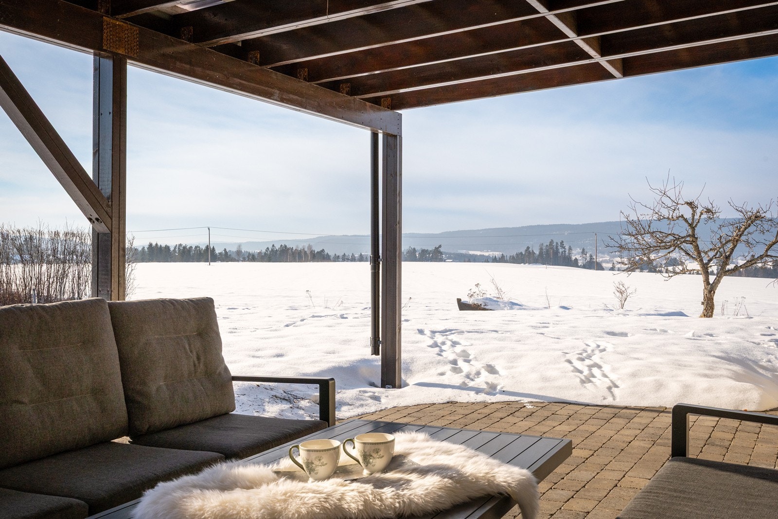 Her er det god plass til utegrupper og grill - og utsikten er upåklagelig. Galleribilde