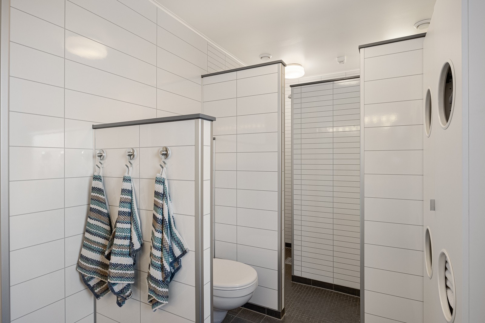 Videre har badet vegghengt toalett og to regnfallsdusjer. Galleribilde