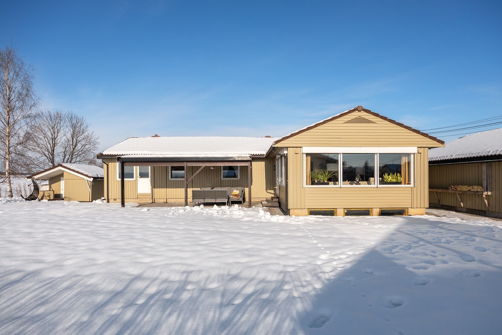 Eiendommen ligger ca. 2 km fra Sørumsand sentrum - med nærhet til busstopp og trygg gangvei til alle sentrumsfasiliteter. Galleribilde