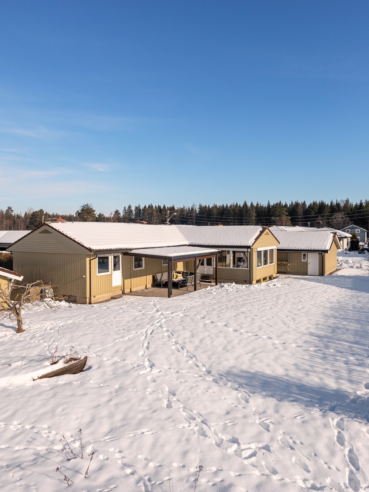 Eiendommen ligger fint plassert på en flat, solrik og velstelt tomt. Galleribilde