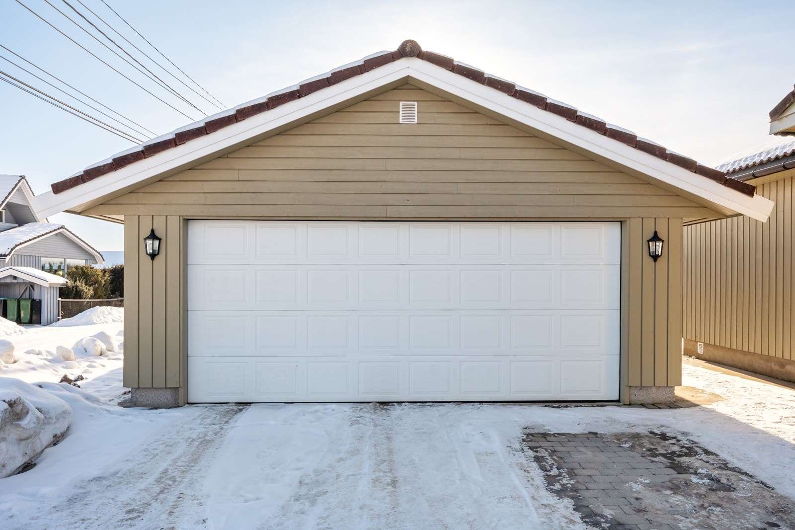 Garasjen har motorisert leddport og elbil-lader. Galleribilde