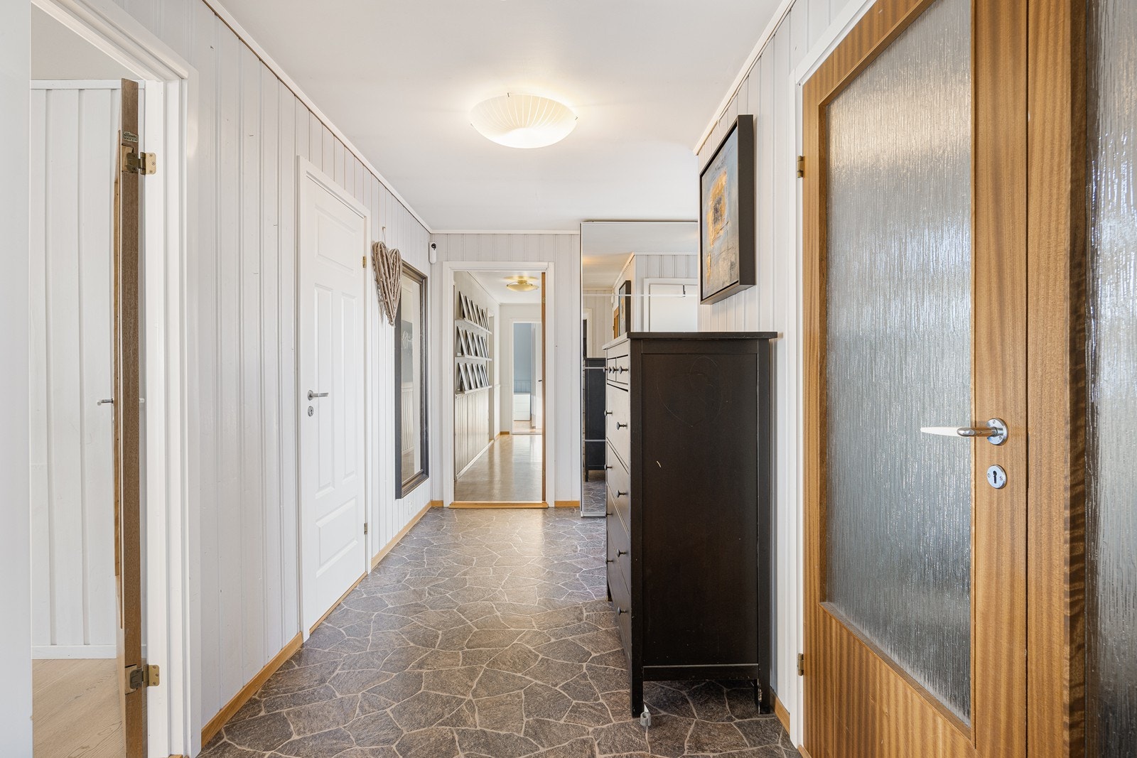 Det er også plass til annet oppbevaringsmøbel som kommoder mm. Galleribilde