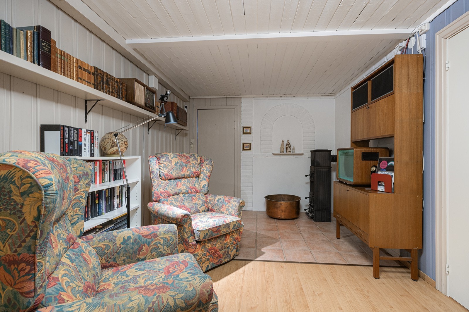 Det gjøres oppmerksom på at rom i kjelleretasjen ikke er omsøkt bruksendret og godkjent for bruk til varig opphold/beboelse. Galleribilde