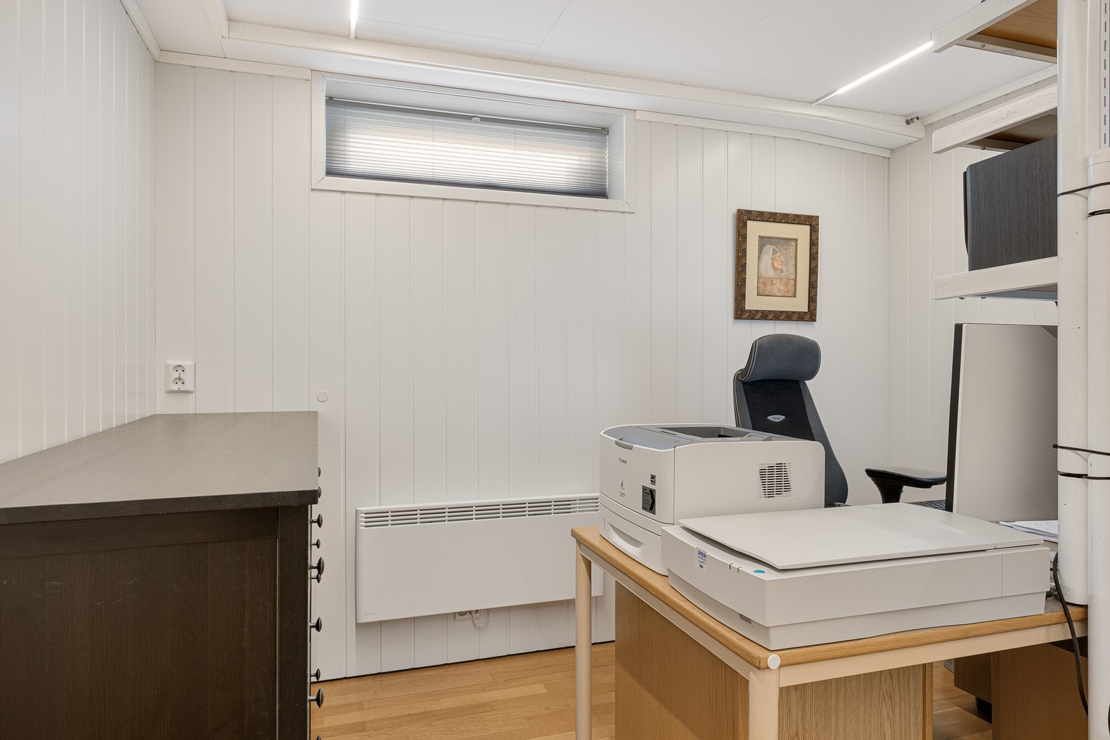 I kjelleren er det også et rom innredet som kontor - en ypperlig mulighet for fremtidig hjemmekontorløsning. Galleribilde