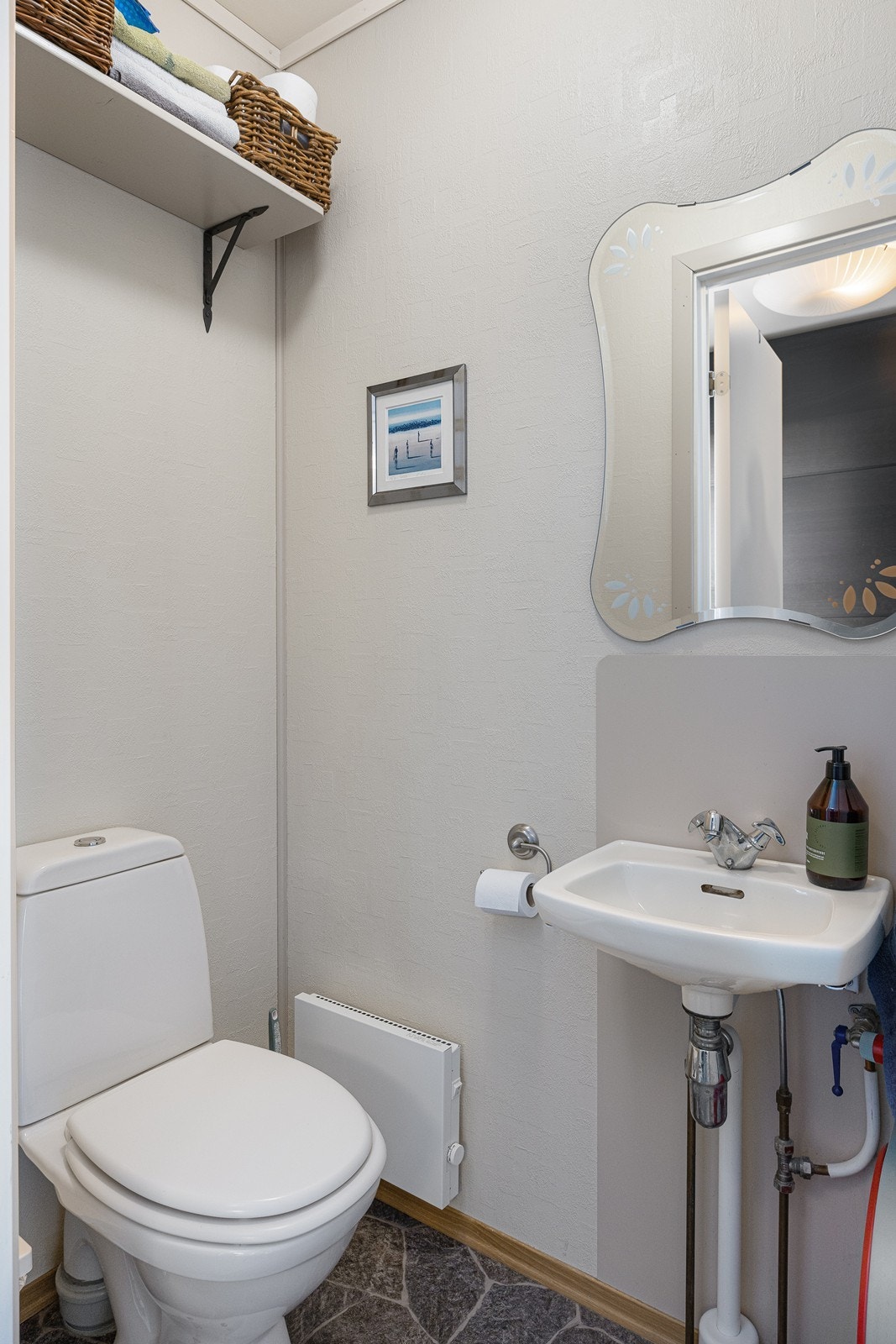 Boligen har også to separate wc-rom - dette ligger i forbindelse med entréen i første etasje. Galleribilde