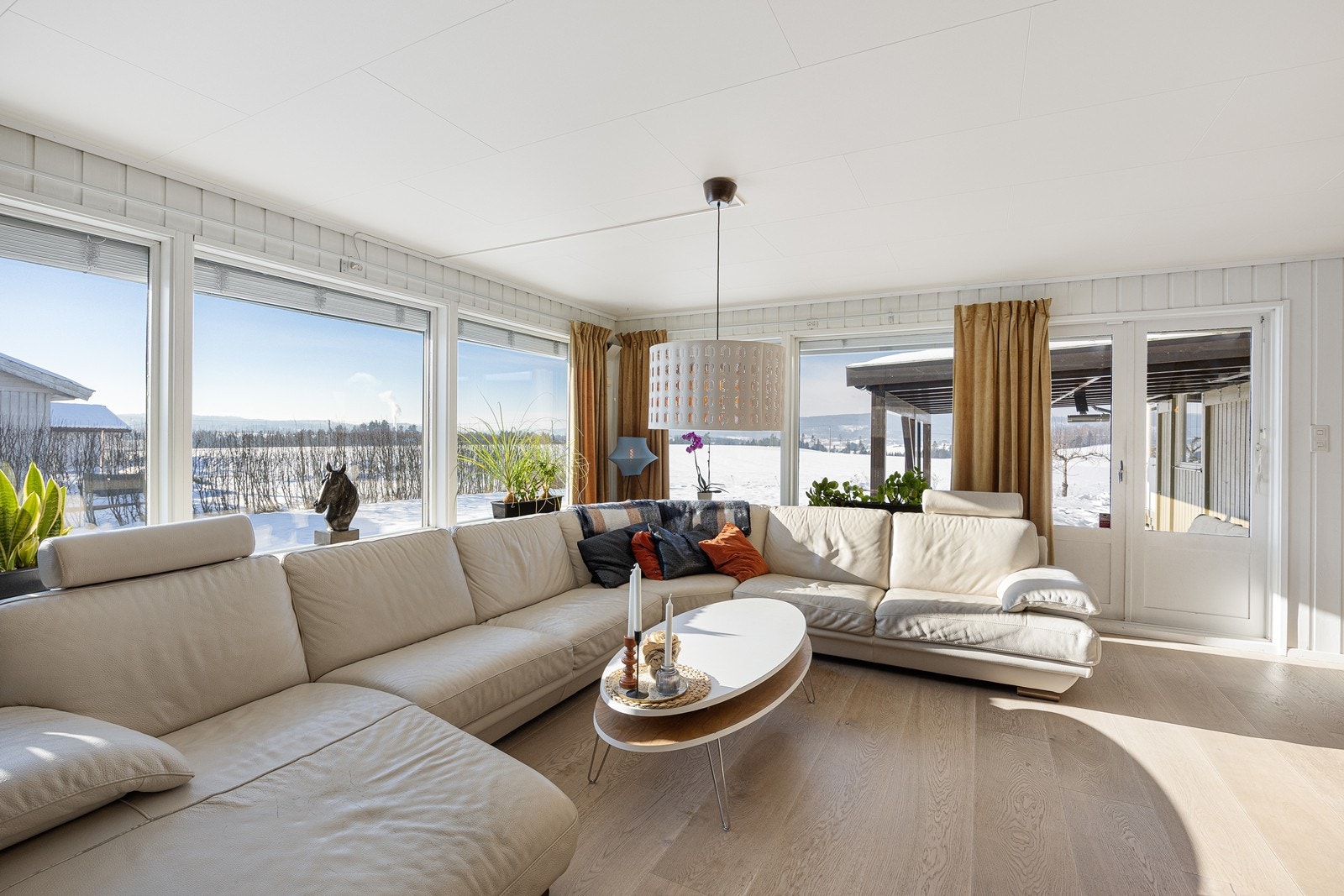 Fra stuen er det utgang til den sydvestvendte markterrassen. Galleribilde