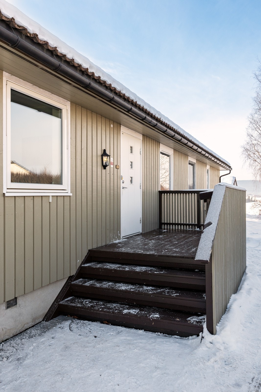 Boligen har et pent inngangsparti med en bred tretrapp opp til ytterdøren. Galleribilde