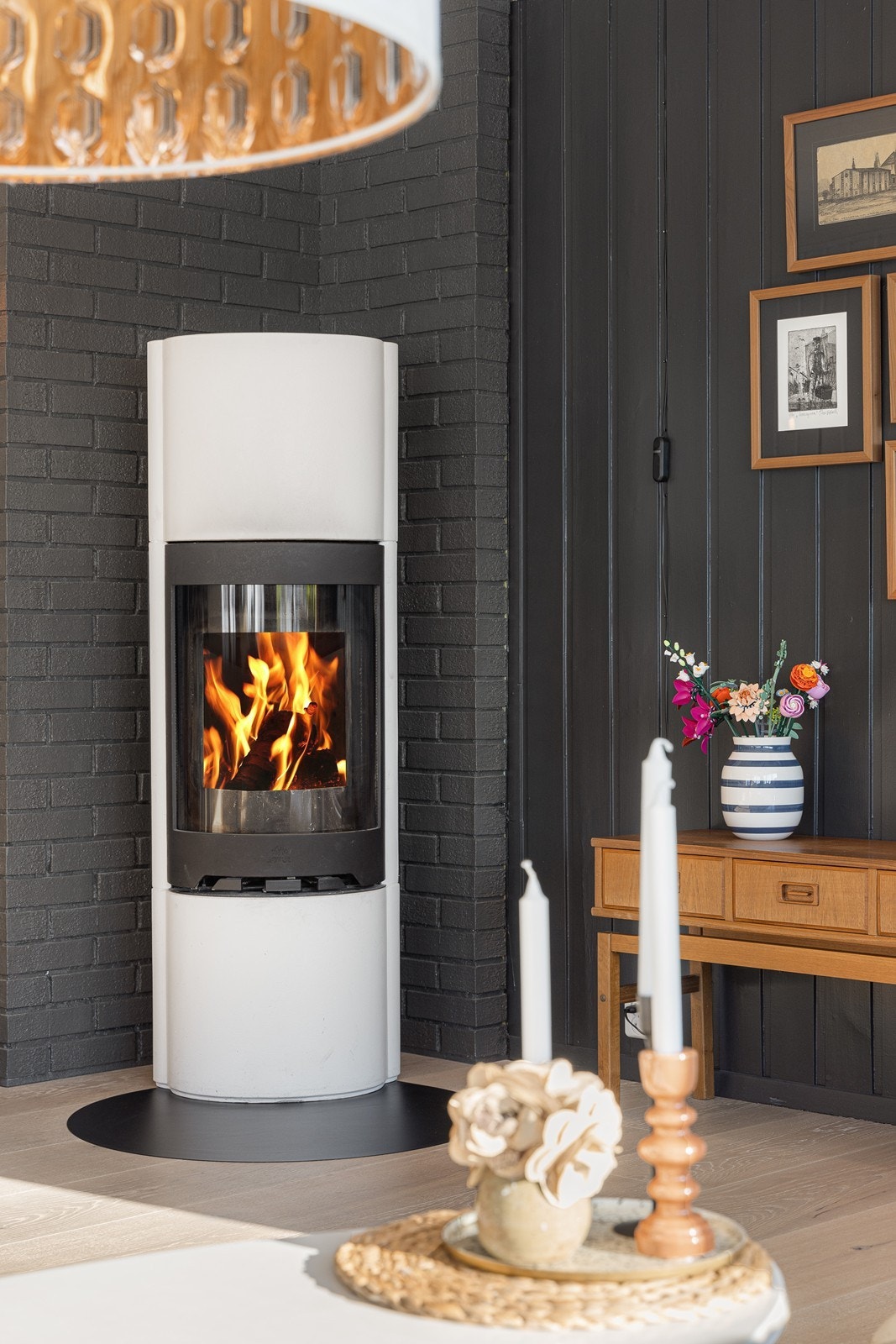 En moderne peisovn, som ble montert i 2016 - sørger for ekstra hygge og varme. Galleribilde