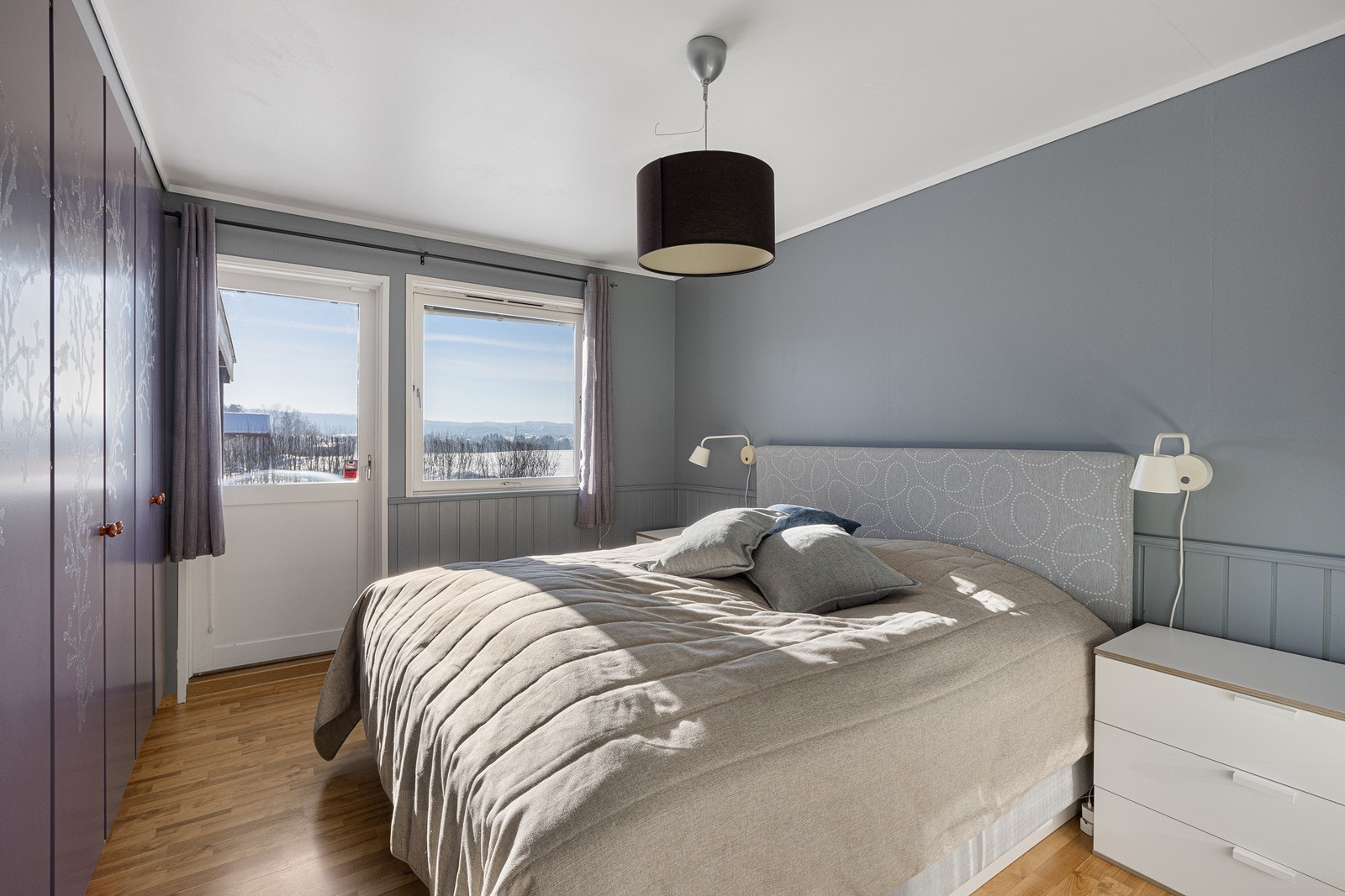 Boligen har hele fire soverom - alle ligger samlet i en egen, adskilt del av første etasje. Fra hovedsoverommet er det utgang til markterrassen. Galleribilde