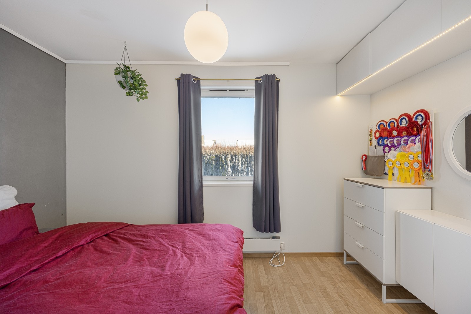 Alle soverommene har vegger malt i duse farger, som står godt til de gylne gulvene. Galleribilde