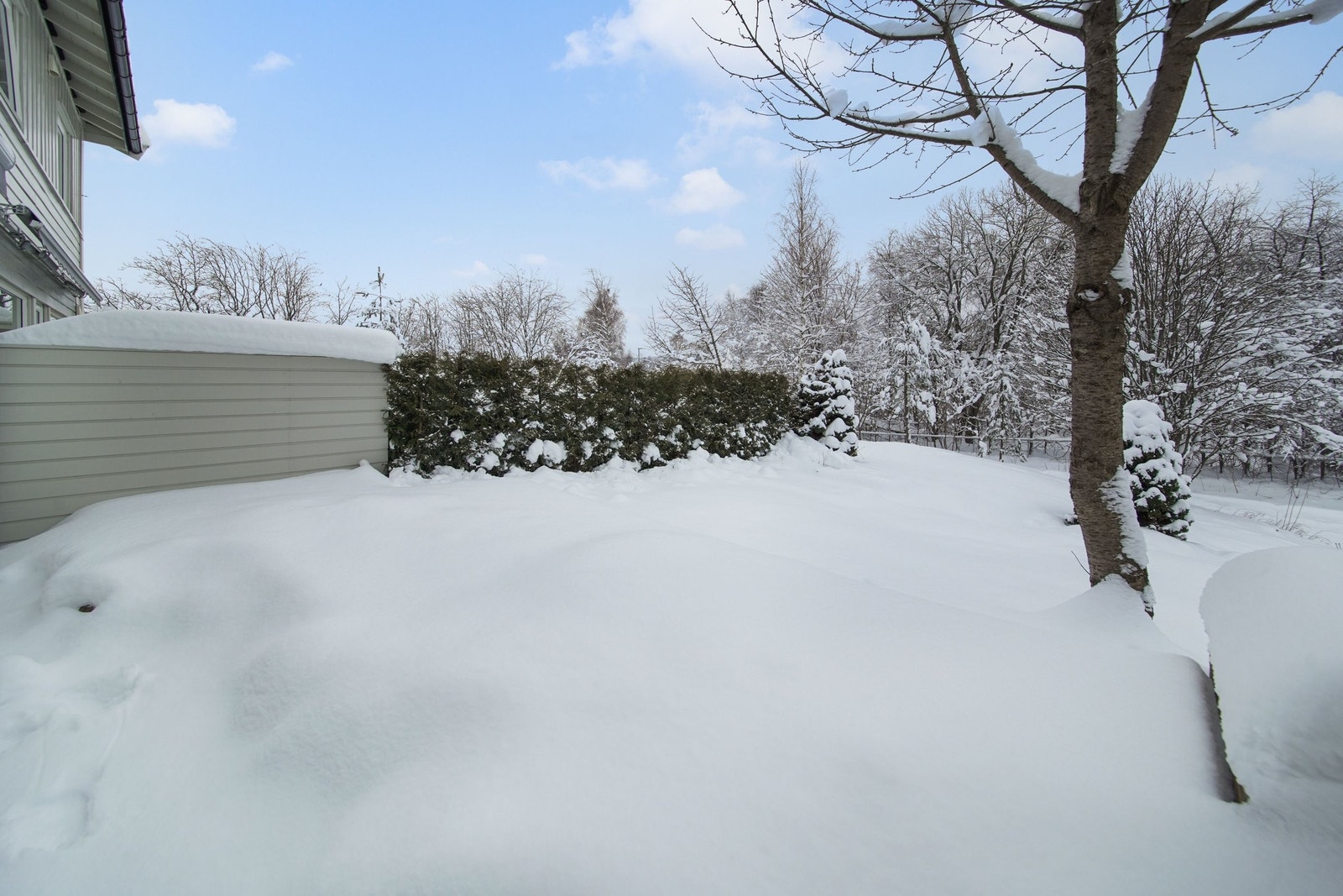 Terrasse utenfor stuen med nytt dekke. Her kan du nyte solen på ettermiddag og kveld. Galleribilde