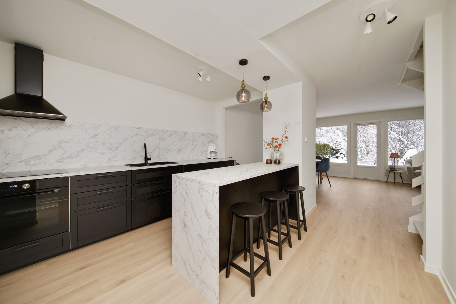 Nytt kjøkken med masse benkeplass og lagring. Integrerte hvitevarer. Galleribilde