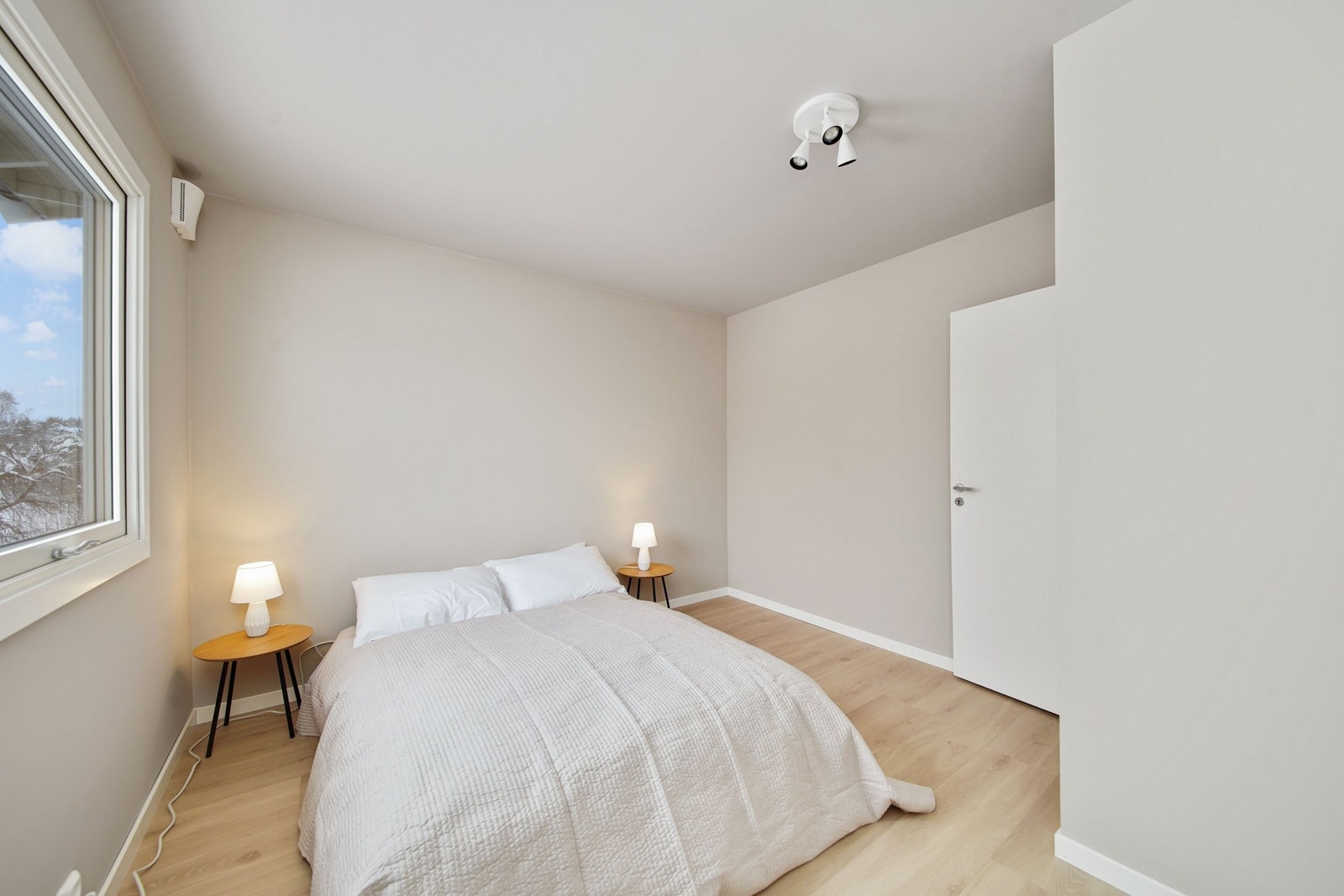 Soverom med god plass til dobbelseng og garderobe. Galleribilde