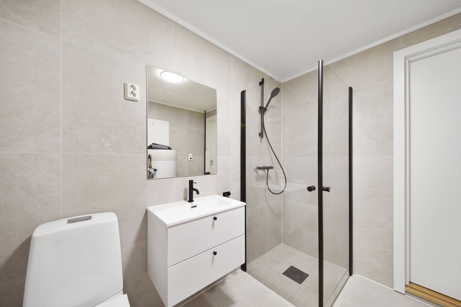 Bad 1.etg. med opplegg for vaskemaskin og tørketrommel Galleribilde