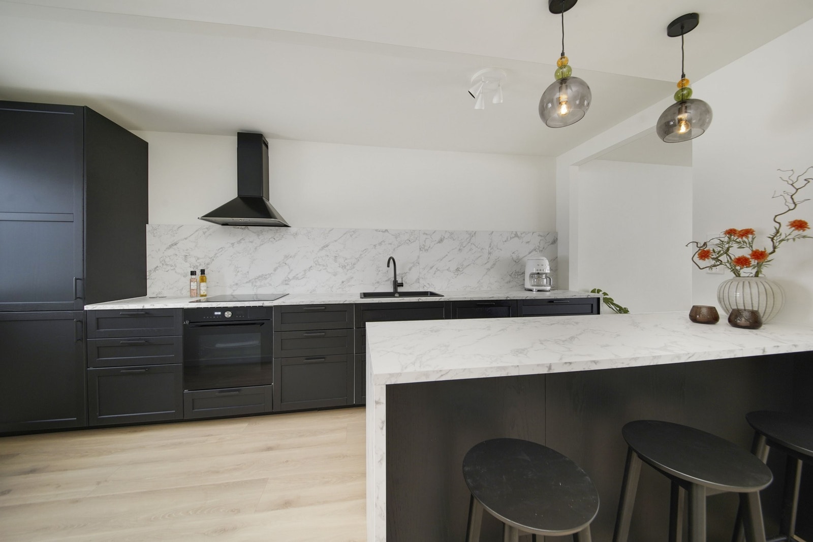 Nytt kjøkken med masse benkeplass og lagring. Integrerte hvitevarer. Galleribilde