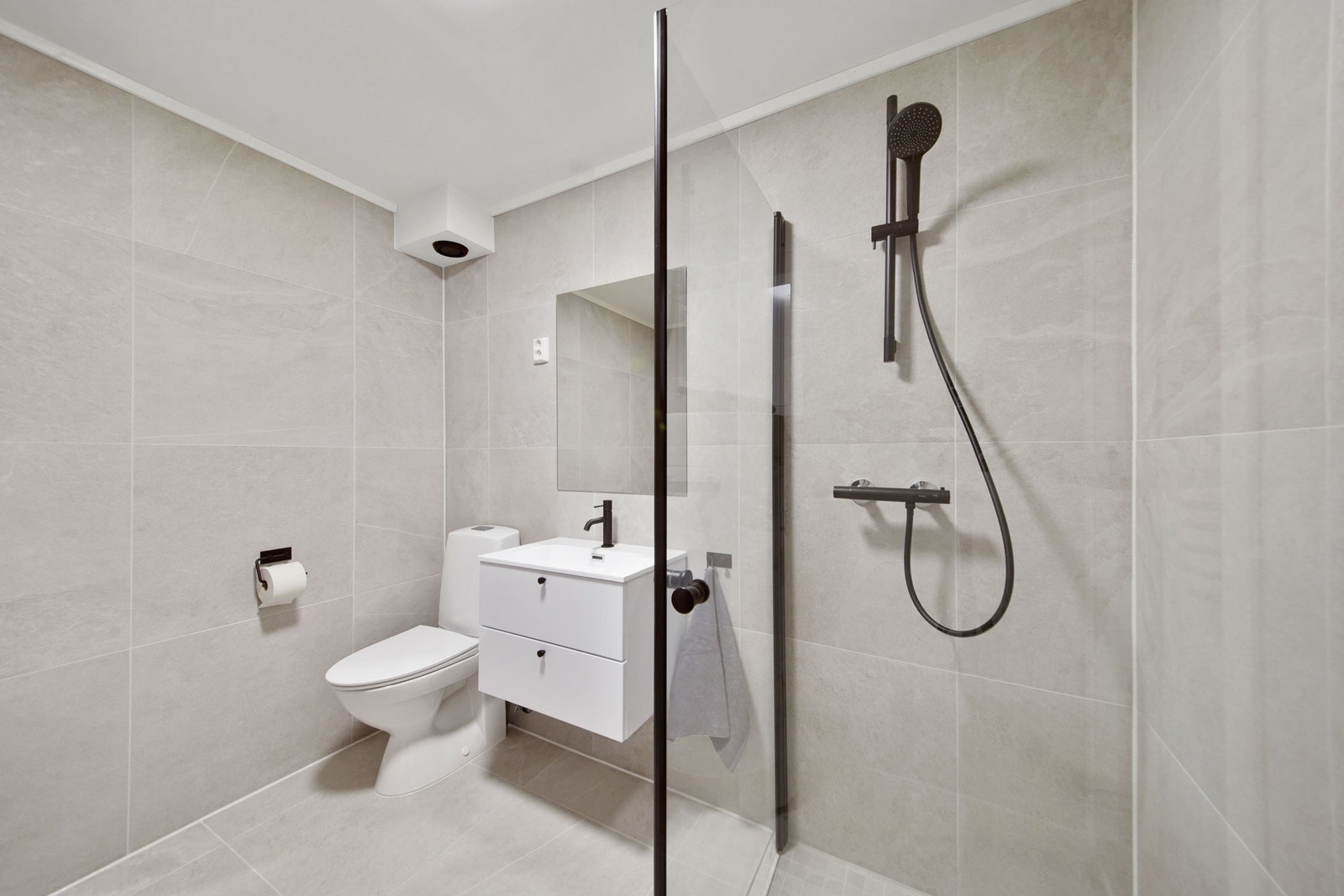 Bad 1.etg. med opplegg for vaskemaskin og tørketrommel Galleribilde