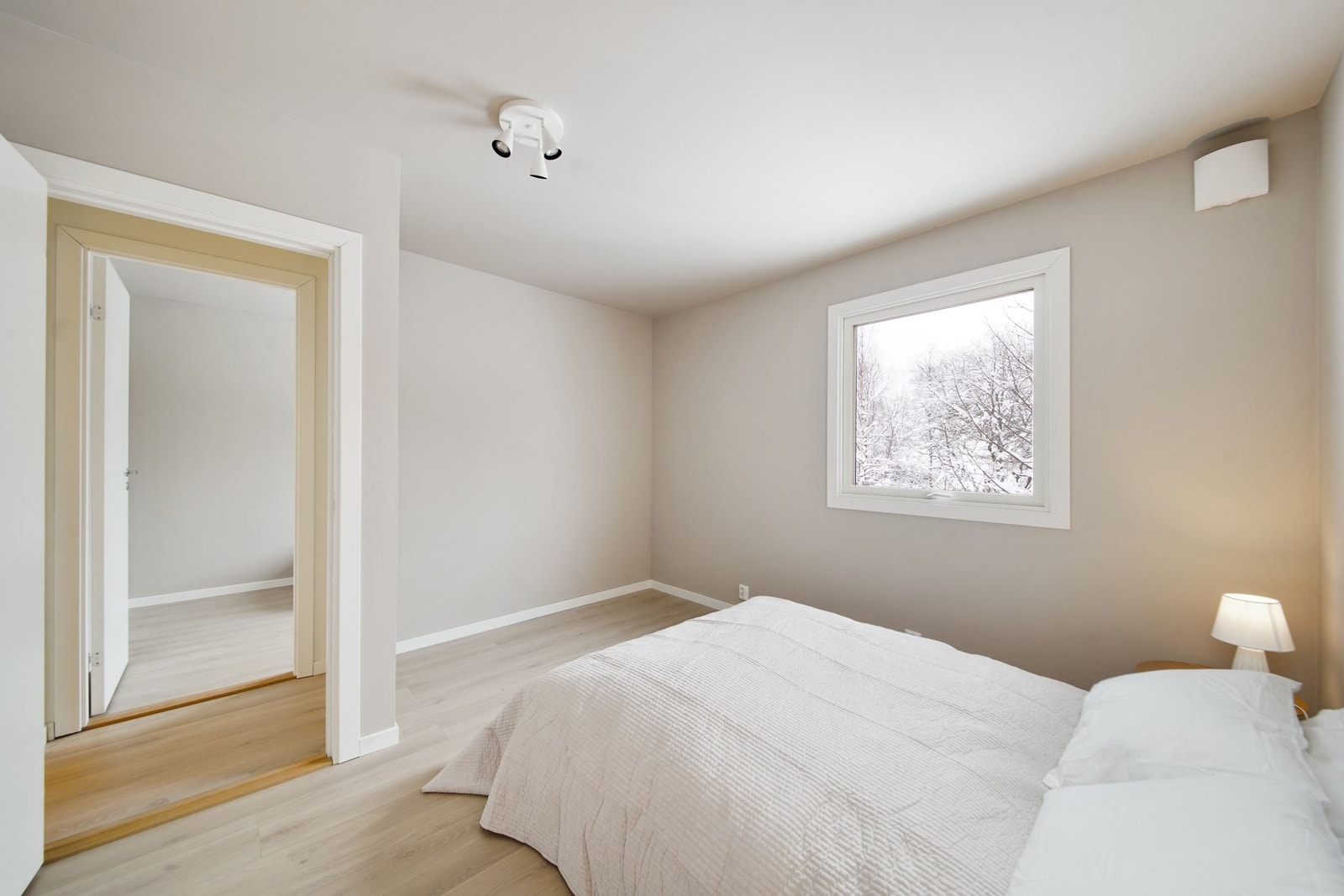 Soverom med god plass til dobbelseng og garderobe. Galleribilde