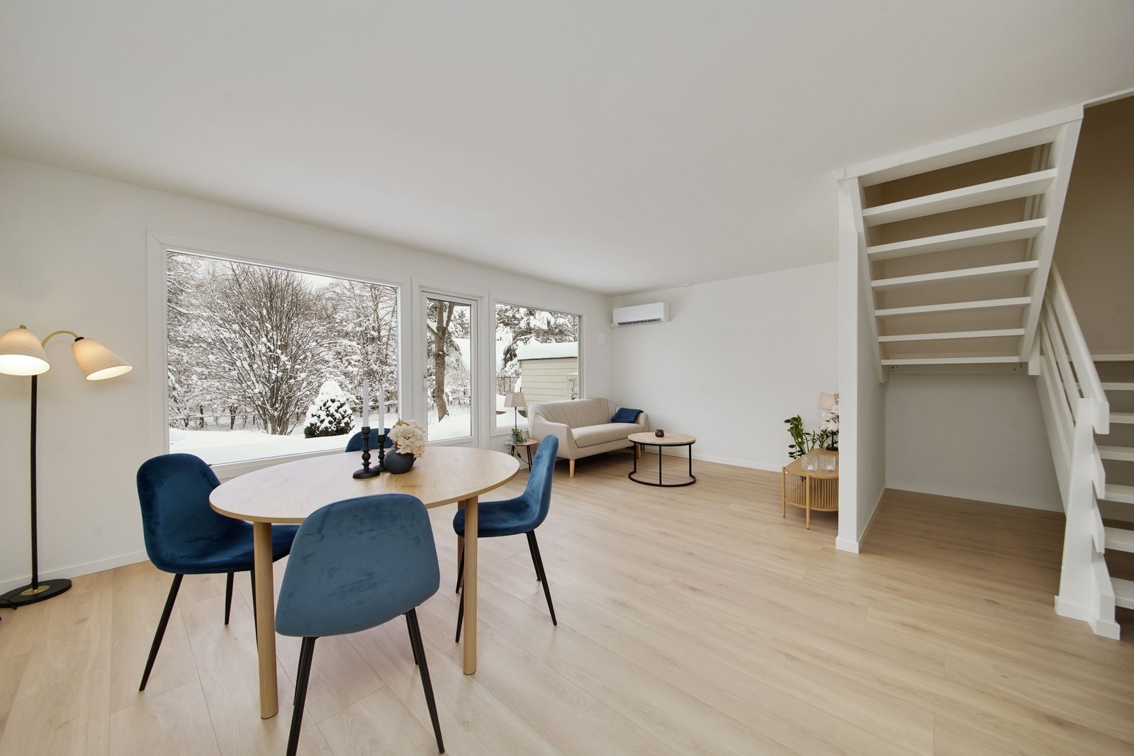 Stue/spisestue med store vinduer og utgang til koselig terrasse Galleribilde