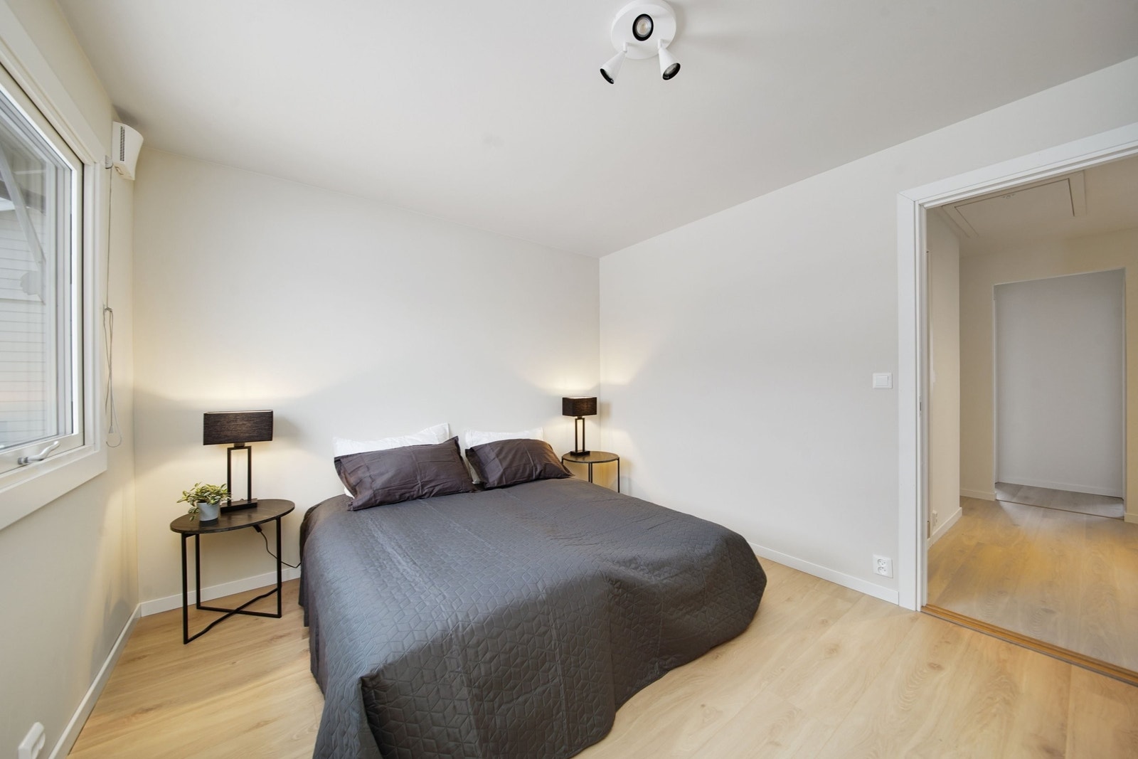 Soverom med god plass til dobbelseng og garderobe. Galleribilde