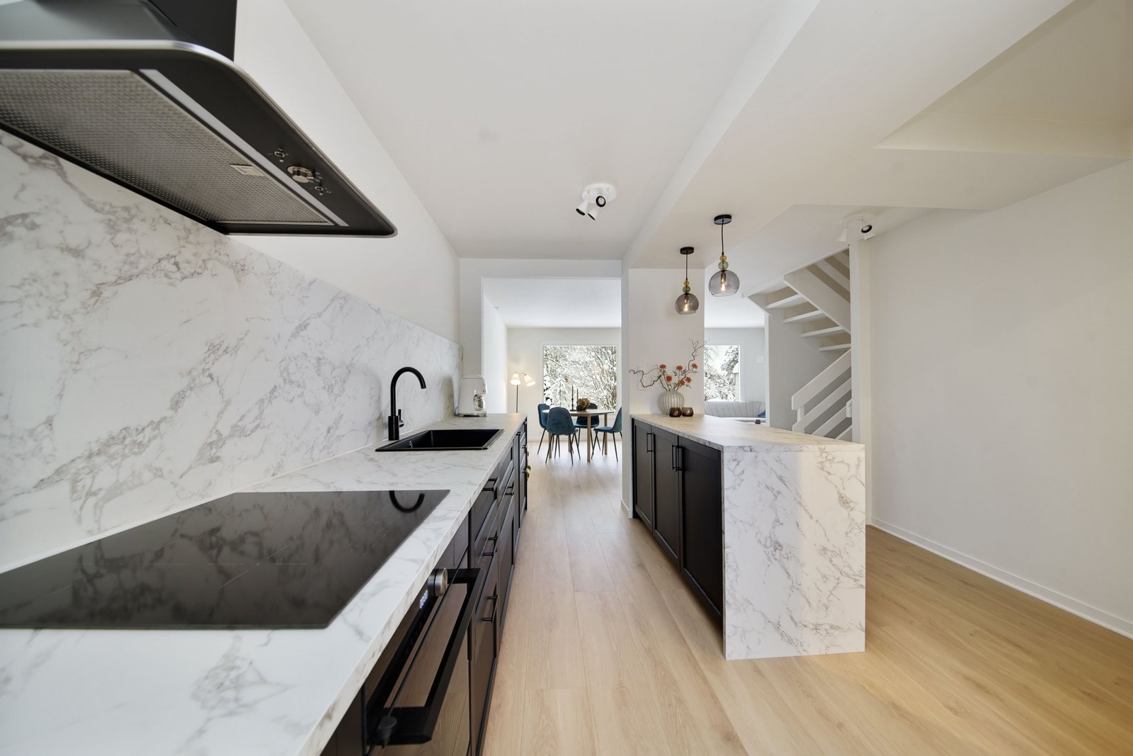 Nytt kjøkken med masse benkeplass og lagring. Integrerte hvitevarer. Galleribilde