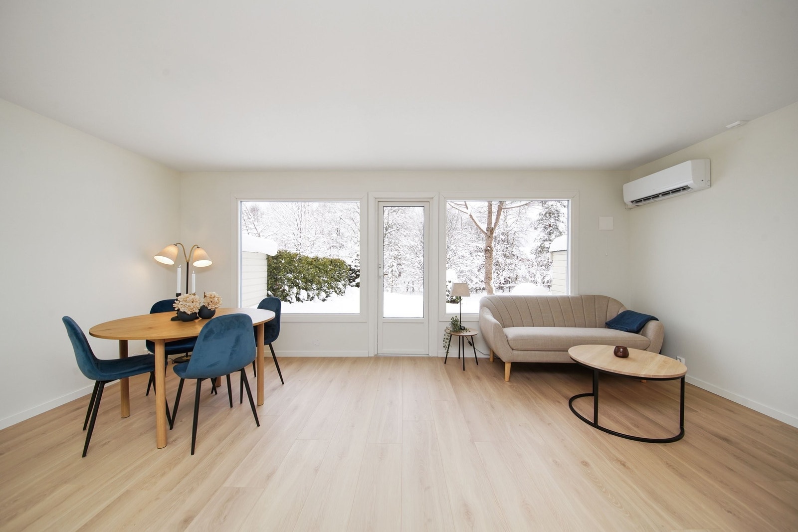 Stue/spisestue med store vinduer og utgang til koselig terrasse Galleribilde