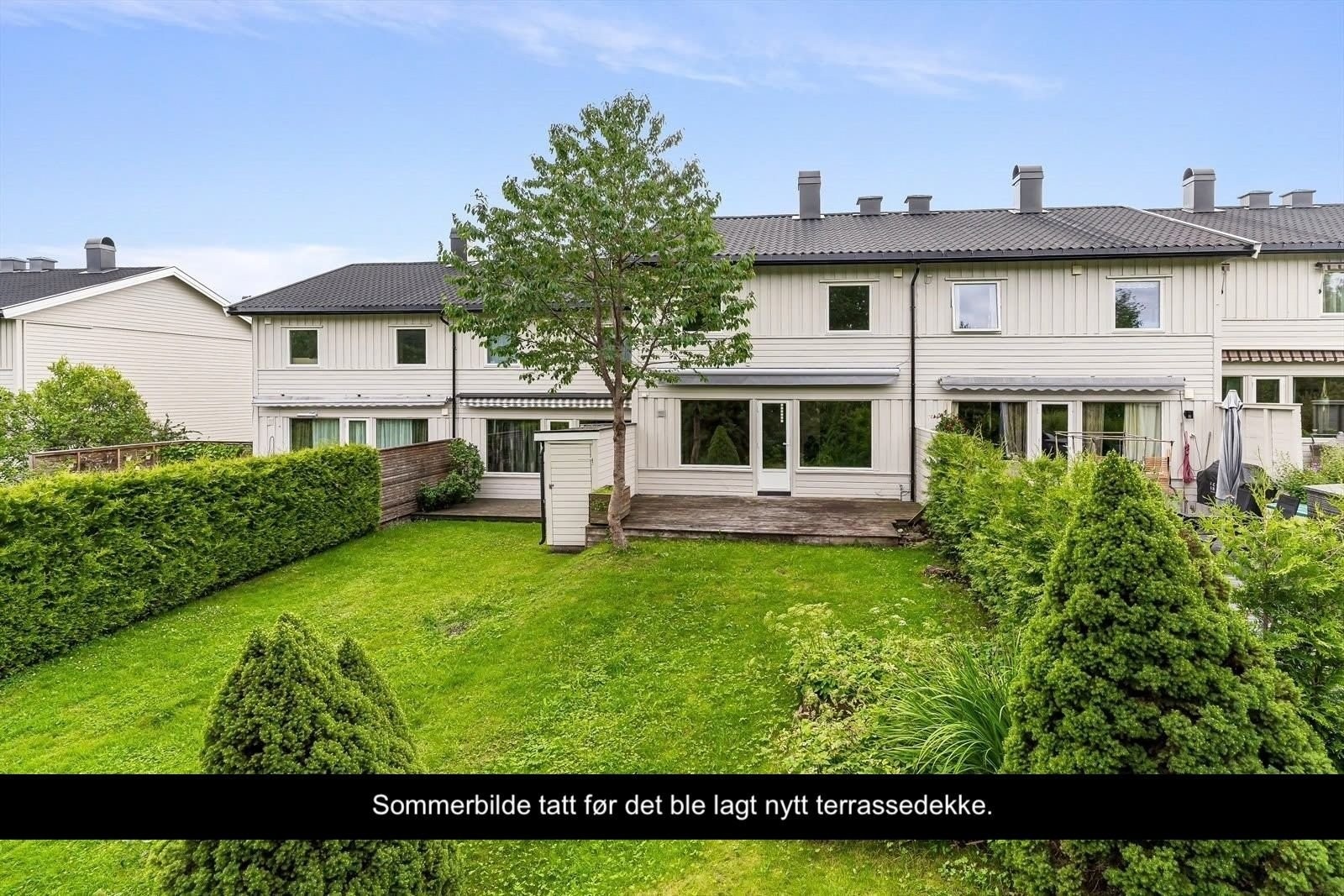 Fantastisk og privat uteplass. Bildet tatt sommeren 2025, før terrassedekket ble skiftet. Galleribilde