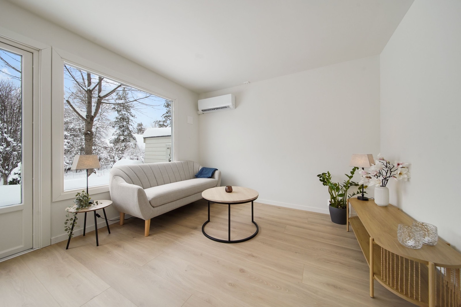 Stue/spisestue med store vinduer og utgang til koselig terrasse Galleribilde