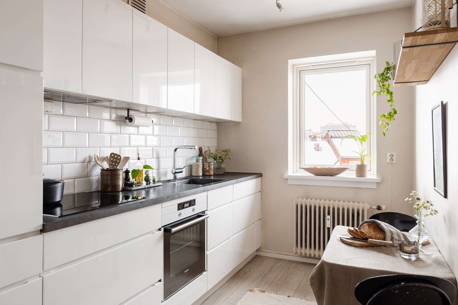 Her får du en nydelig 3-roms topp- og hjørneleilighet med en innholdsrik planløsning som består av entré, stue, separat kjøkken, bad og to soverom. Galleribilde