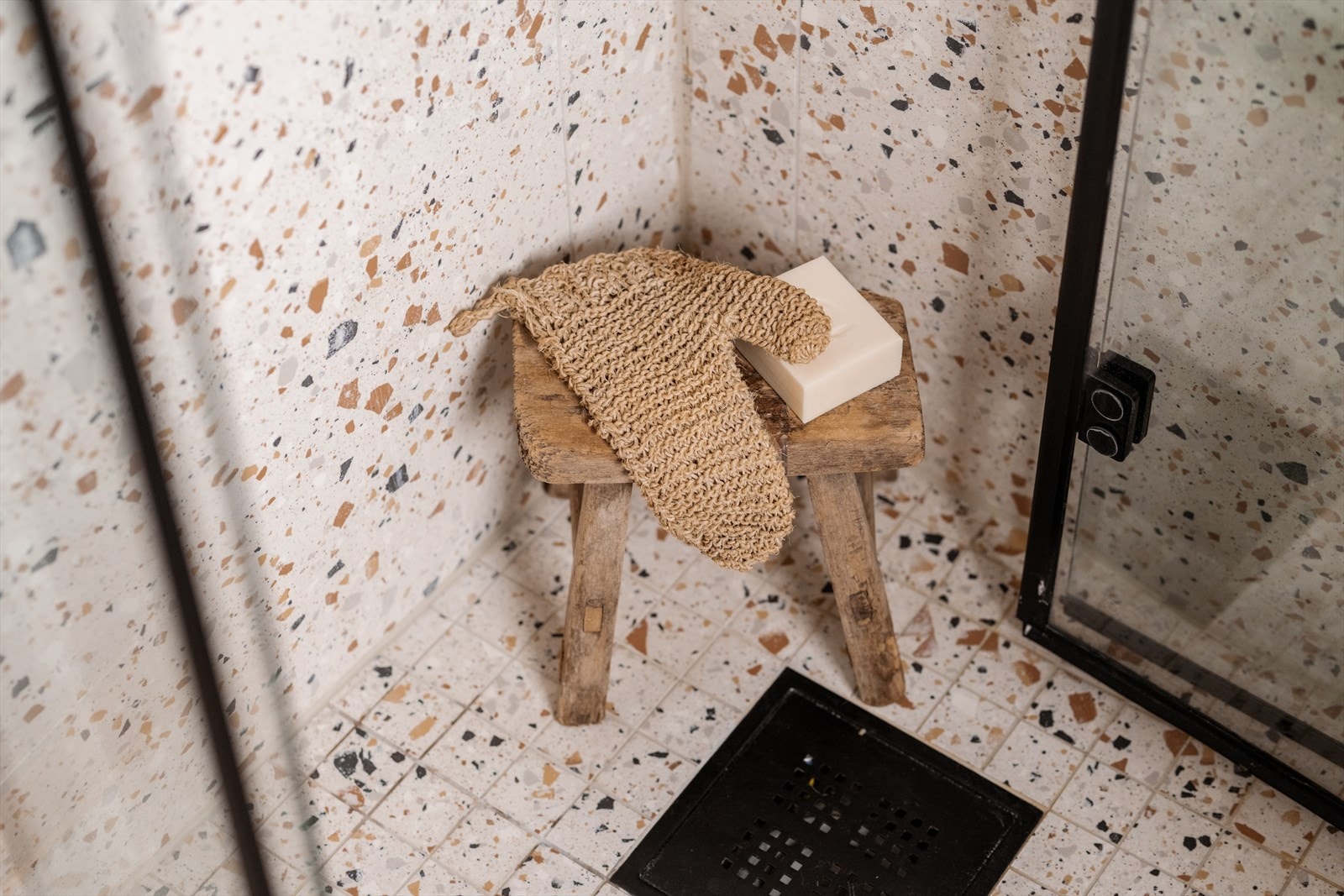 Her er det valgt eksepsjonelle flis- og fargevalg med lekre terrazzo fliser på gulv og vegger Galleribilde