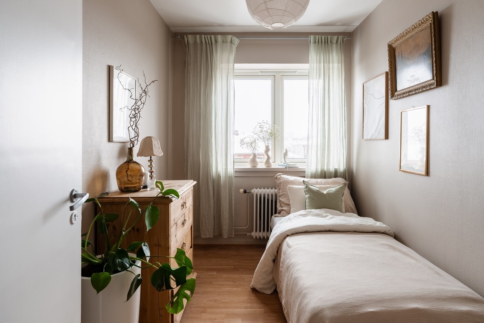 Den andre soverommet er lunt og koselig med plass til seng og tilhørende møblement Galleribilde